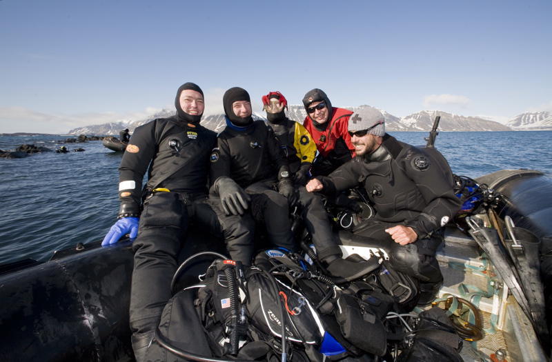 Gruppenbild mit Francoise, unserem Dive guide. An diesem Platz durfte er aussnahmsweise auch mal tauchen (Bild von Franco Banfi)